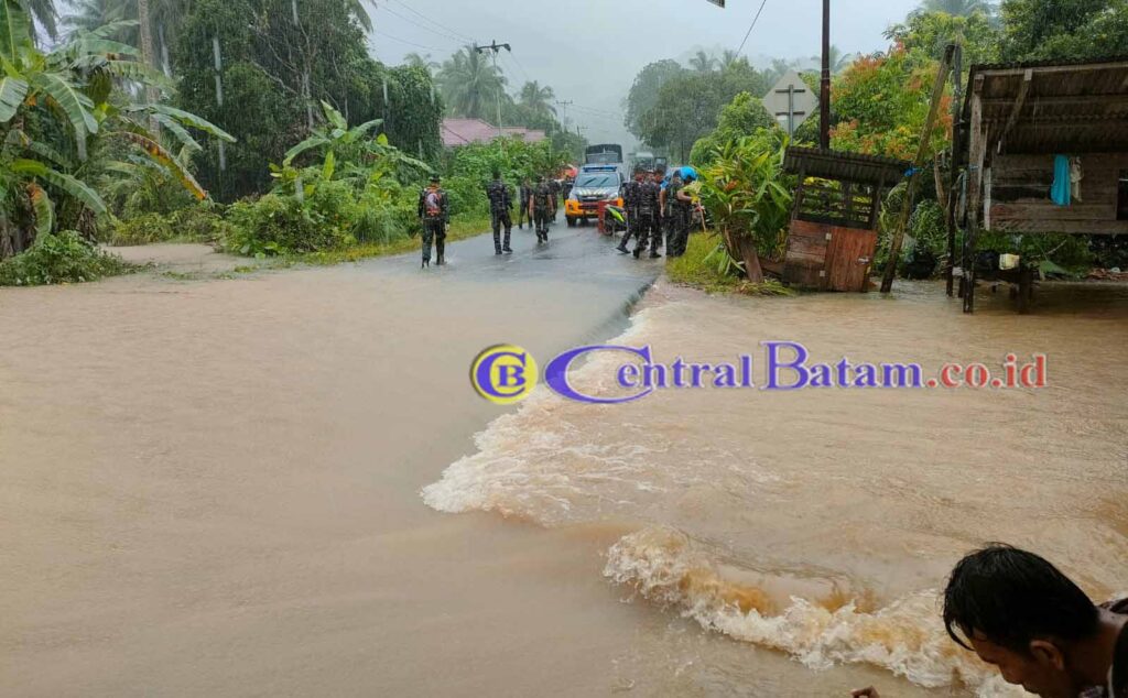 Gambar ini memiliki atribut alt yang kosong; nama berkasnya adalah Banjir-Pulau-Tiga-Barat-Natuna-1-1024x634.jpg