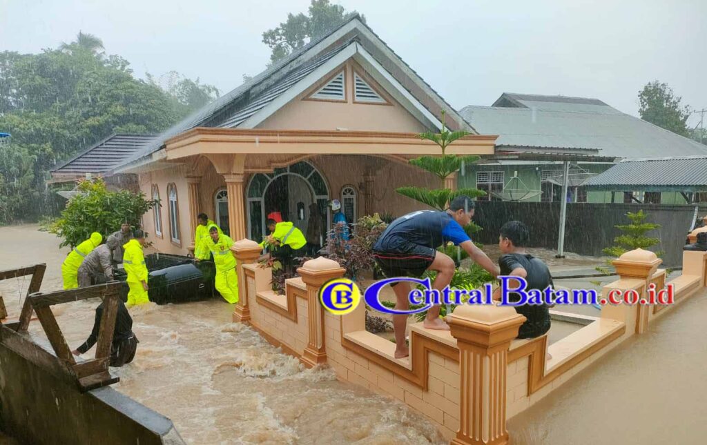 Petugas Evakuasi korban banir Pulau Tiga Barat Natuna